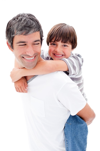 Foto primer plano de padre dando a su hijo paseo en tándem