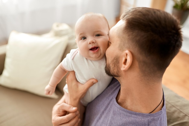 Un primer plano de un padre con una niña en casa.