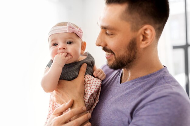 Foto primer plano del padre pequeña niña en casa