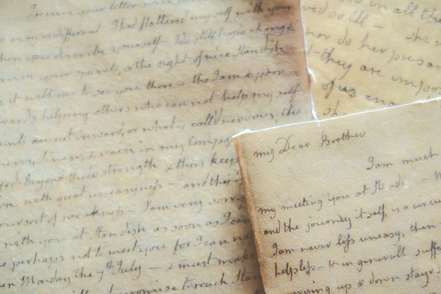 Primer plano de páginas de cartas antiguas en la biblioteca de Sizergh House