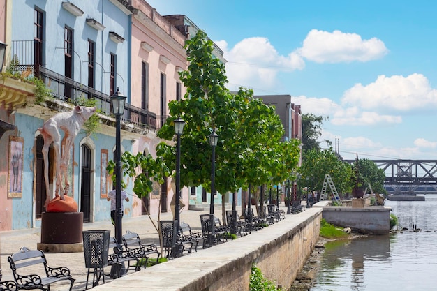 Un primer plano de un paisaje urbano y natural