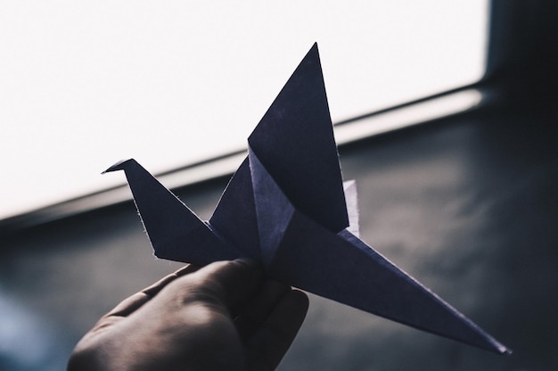 Primer plano de un pájaro de origami
