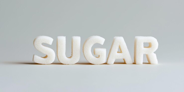Foto primer plano de la palabra sugar formada por cubos de azúcar blanco que enfatizan la simplicidad y la claridad