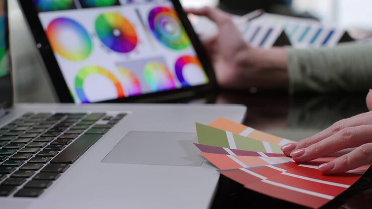 Primer plano de la paleta de colores de estudio de diseñador en tableta digital sentado en el escritorio