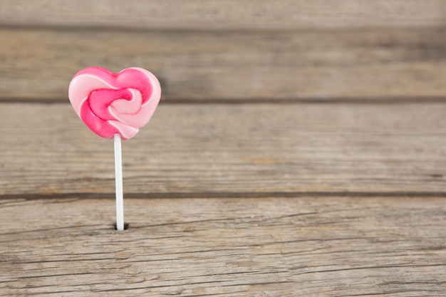 Primer plano de paleta rosa en forma de corazón