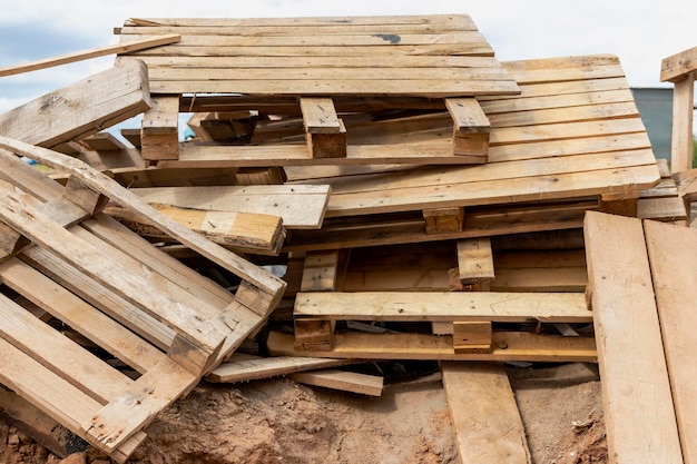 Primer plano de palets de madera en un sitio de construcción Reutilización de palets de madera