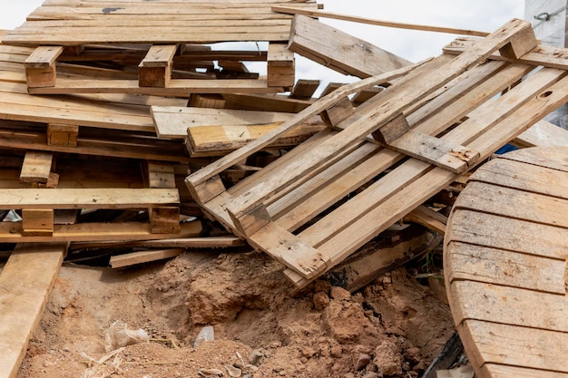 Primer plano de palets de madera en un sitio de construcción Reutilización de palets de madera