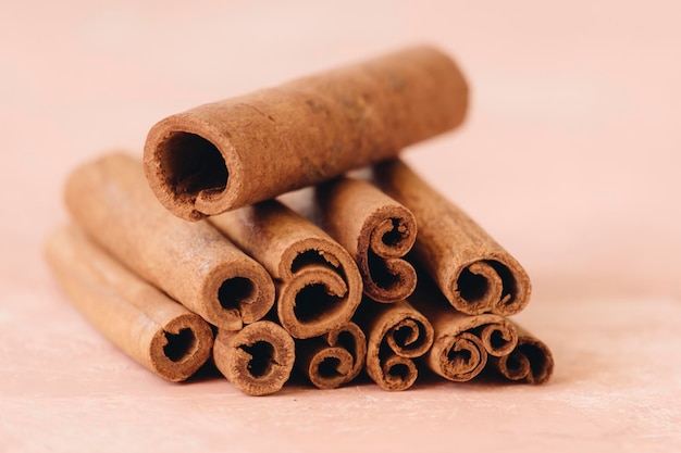 Primer plano de los palillos de canela en la mesa