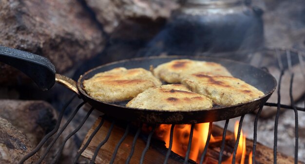 Primer plano de pan blanco en la parrilla de la barbacoa