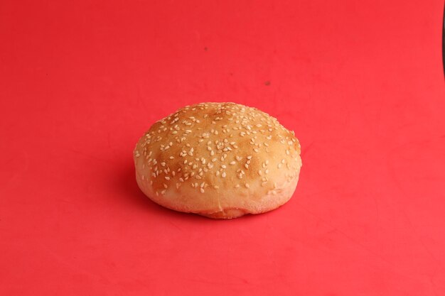 Foto primer plano del pan contra un fondo rojo