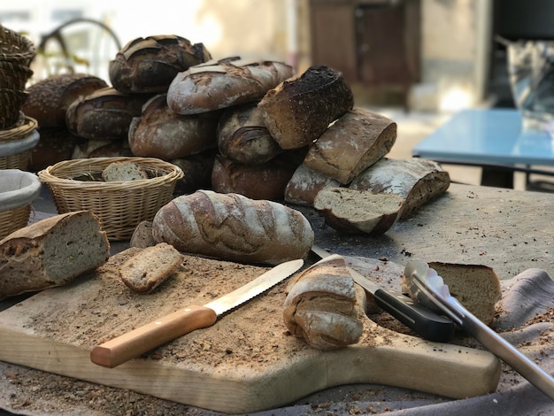 Foto primer plano de pan y electrodomésticos de cocina en una mesa rústica en provenza