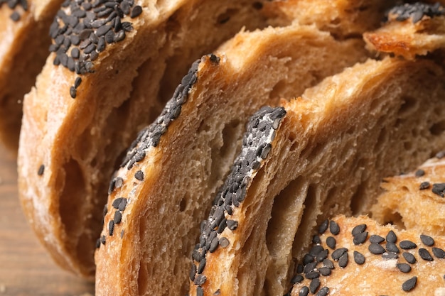 Primer plano de pan de masa fermentada de centeno rústico en rodajas. levadura natural y fermentación. pan integral.