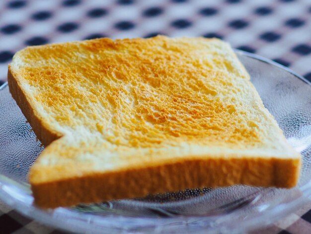 Primer plano del pan en la mesa