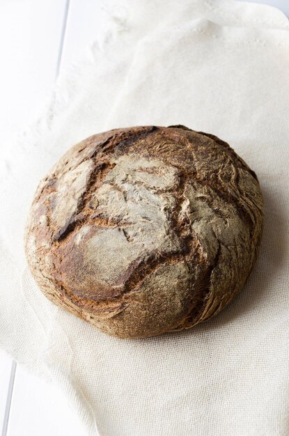 Foto primer plano de un pan en la mesa