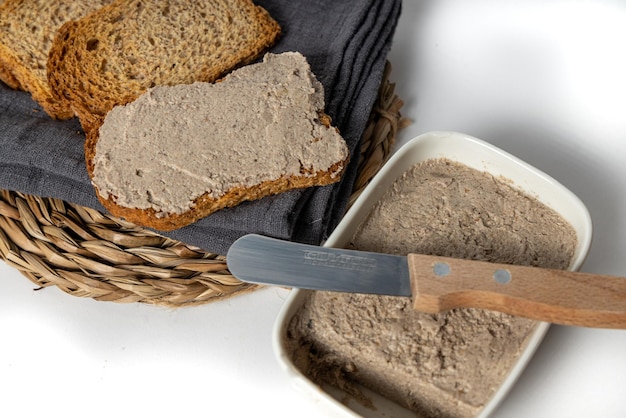 Primer plano del pan de molde cubierto con el delicioso paté vegano de champiñones y nueces