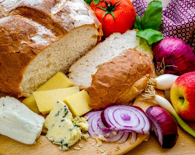 Primer plano de un pan de pan por las verduras