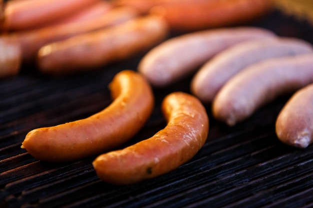 Primer plano del pan en la parrilla de la barbacoa