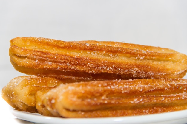 Primer plano de pan en el plato contra un fondo blanco