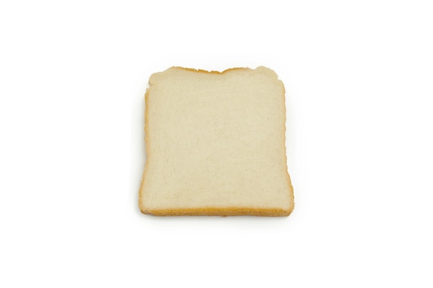 Primer plano del pan en el plato contra un fondo blanco