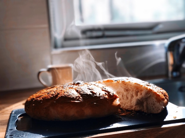 Primer plano del pan en el plato sobre la mesa
