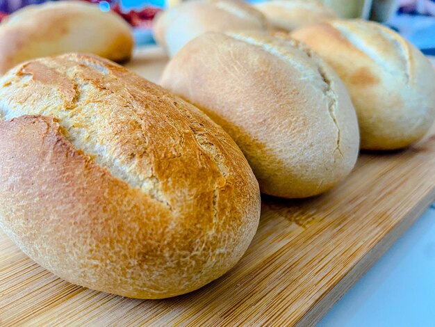 Primer plano del pan en la tabla de cortar