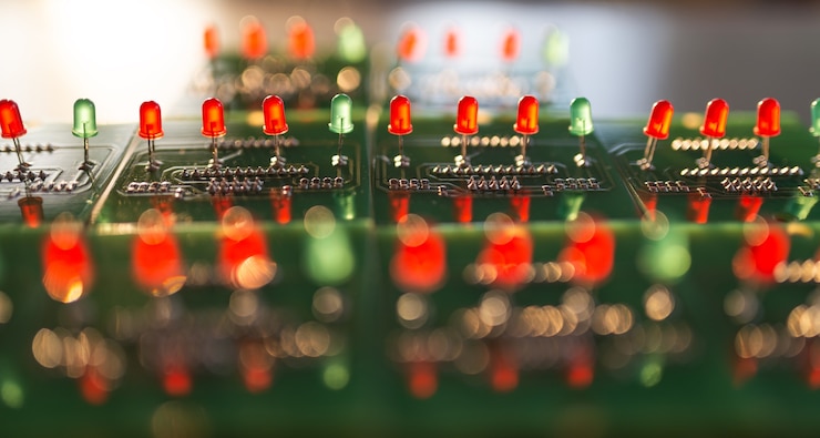 Foto primer plano de un panel con bombillas de luz roja y verde