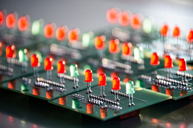 Primer plano de un panel con bombillas de luz roja y verde