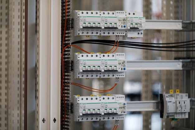 Primer plano del panel de control con cableado