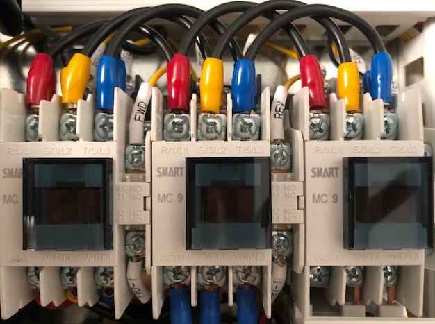 Foto primer plano de un panel eléctrico en una máquina