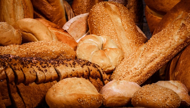Primer plano de panes y productos horneados
