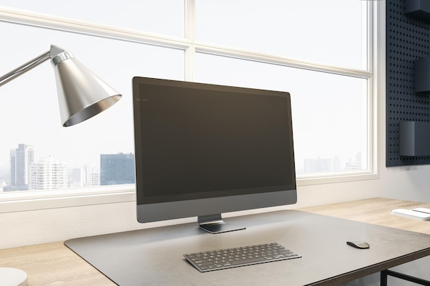 Primer plano de la pantalla de la computadora vacía en el escritorio de la oficina de madera con lámpara de objetos y suministros en la ventana panorámica y el fondo de la vista de la ciudad Mock up 3D Rendering
