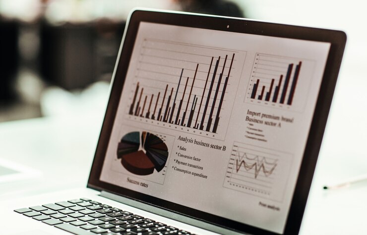 Foto primer plano de la pantalla del portátil con cuadro financiero en un lugar de trabajo del empresario