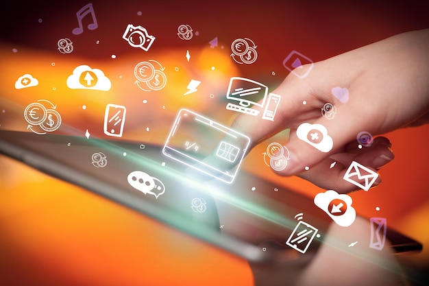 Primer plano de una pantalla táctil con iconos dibujados a mano