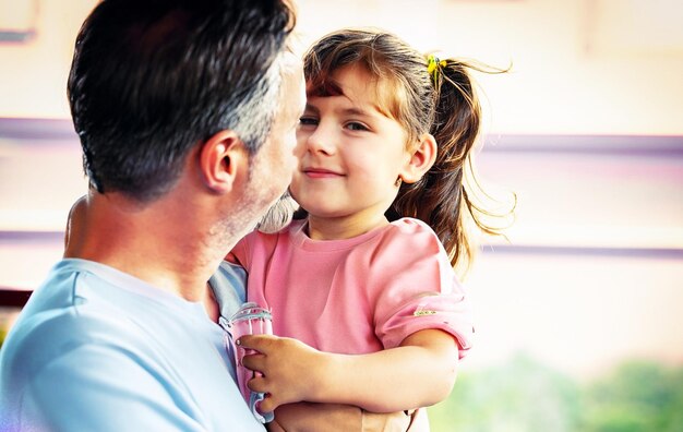 primer plano de papá e hija sonriendo