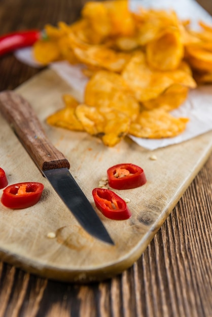 Primer plano de papas fritas con chile