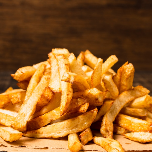 Foto primer plano de papas fritas doradas