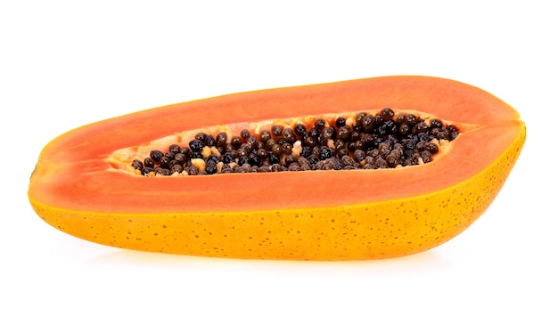 Foto primer plano de la papaya contra un fondo blanco