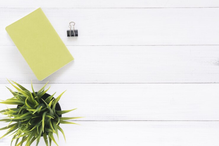 Foto primer plano de papel amarillo en la mesa