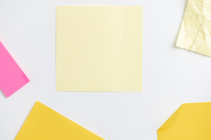 Foto primer plano de papel amarillo en la mesa
