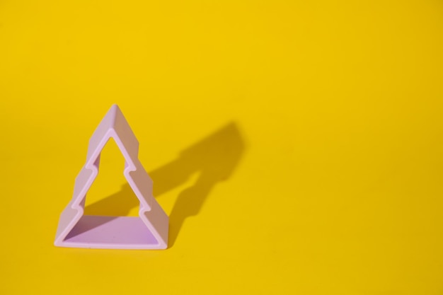 Primer plano de papel amarillo sobre un fondo de color