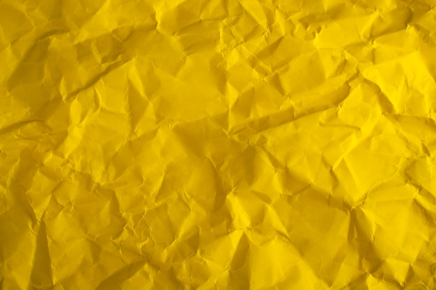 Primer plano de papel arrugado amarillo