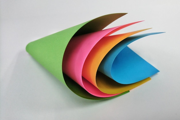 Primer plano de papel de colores sobre un fondo blanco