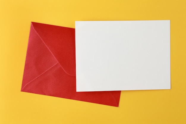 Foto primer plano de papel contra un fondo amarillo