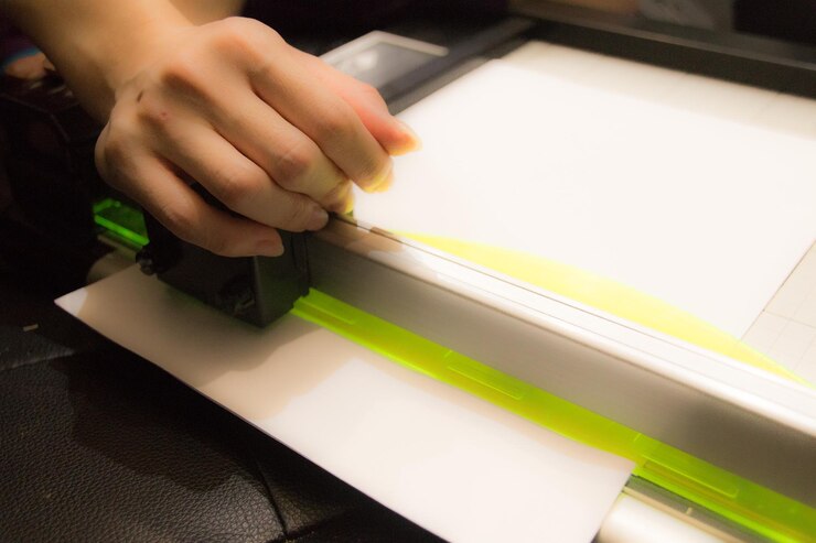 Foto primer plano de papel cortado a mano con una máquina