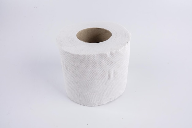Primer plano de papel higiénico sobre un fondo blanco