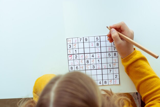 Primer plano de un papel en la mano