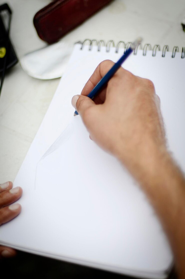 Foto primer plano de un papel en la mano