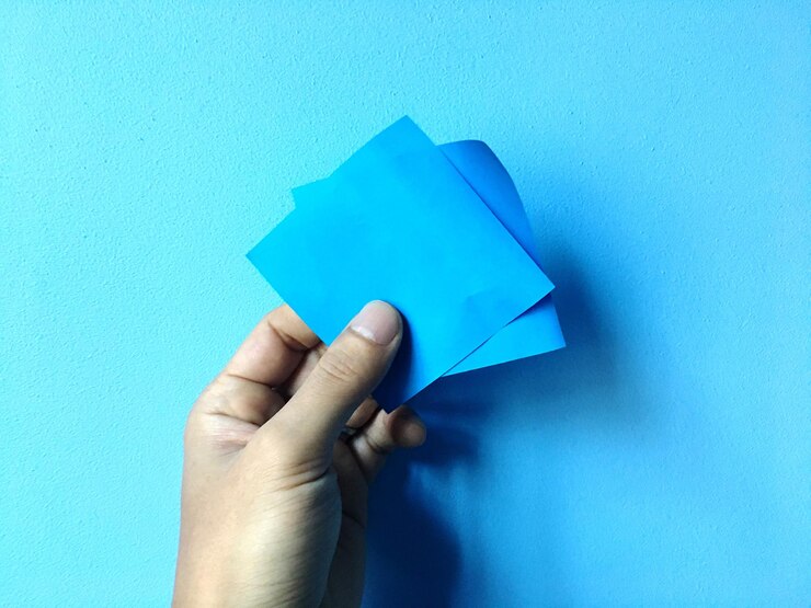 Foto primer plano de un papel en la mano