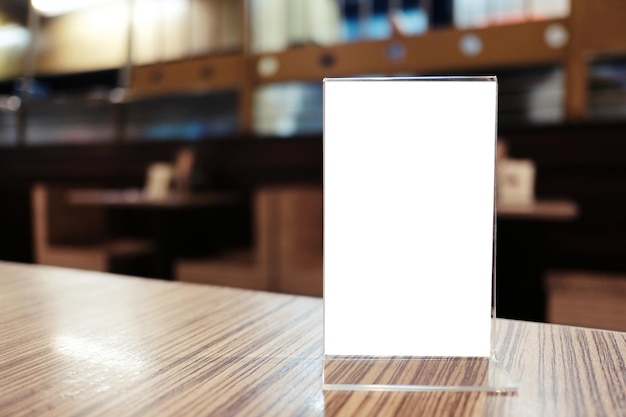 Primer plano de papel en la mesa en un restaurante
