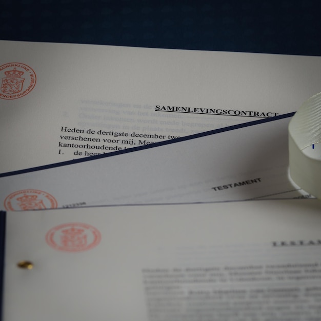 Primer plano de papel en la mesa